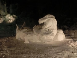 恐竜の雪像