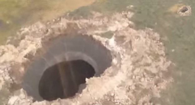シベリアの巨大な陥没穴