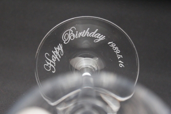 誕生日に名前を彫刻したワイングラス