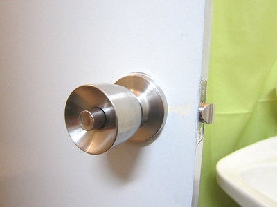 トイレ　円筒錠の交換